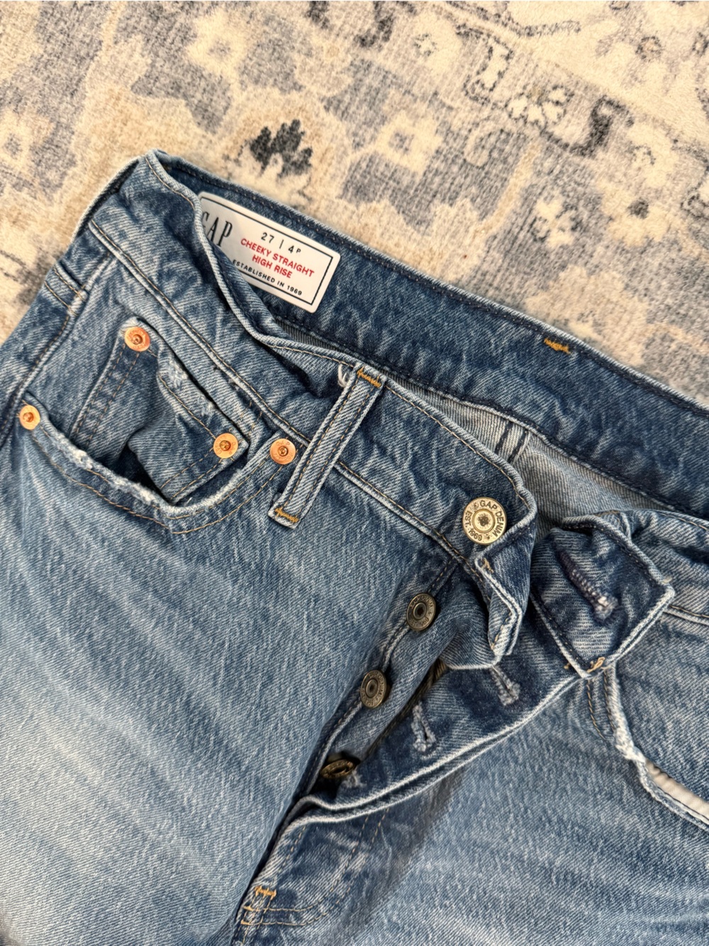 GAP women’s cheeky Straight high rise Jeans in Light Blue Denim w buttons